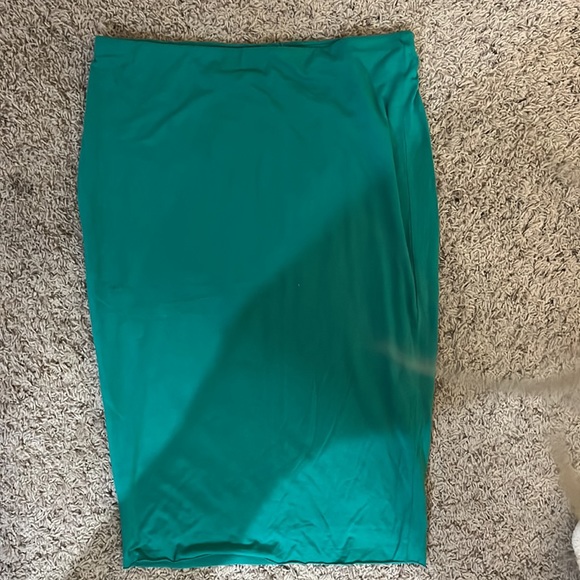 Vince Camuto midi tub skirt size large and green one in size medium - Picture 7 of 7
